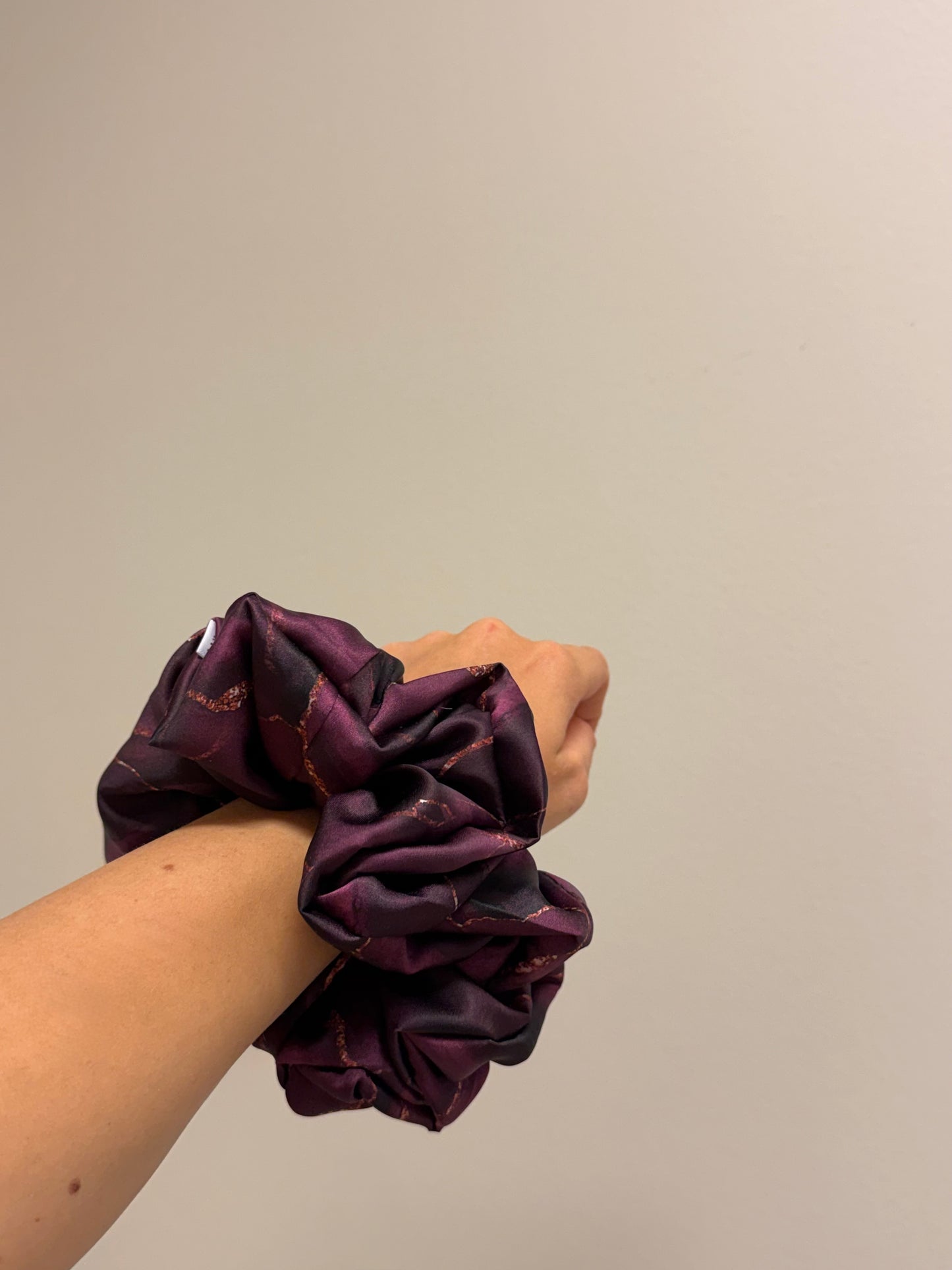 PLUM MARBLE SCRUNCHIE